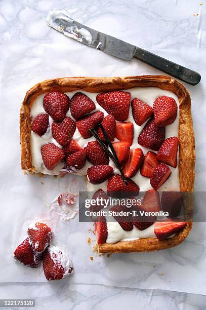 strawberry tart - erdbeerkuchen stock-fotos und bilder