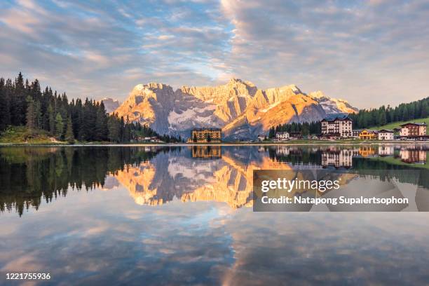 lake misurina in summer time, dolomites, italy - cortina stock-fotos und bilder