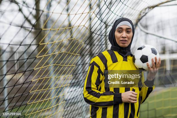 belle jeune joueuse musulmane de football - wedding veil photos et images de collection