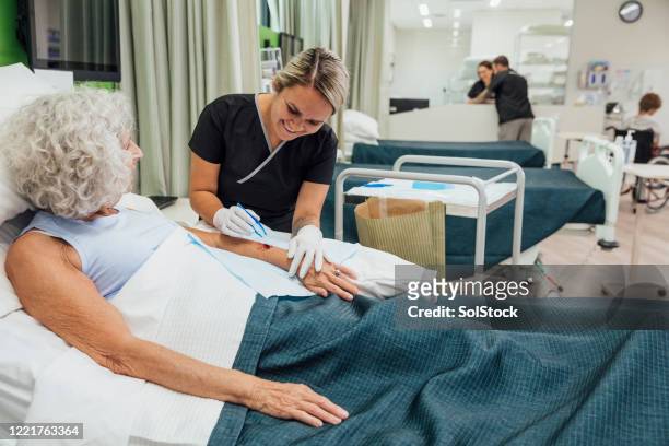 zorg voor patiënten - wounded stockfoto's en -beelden