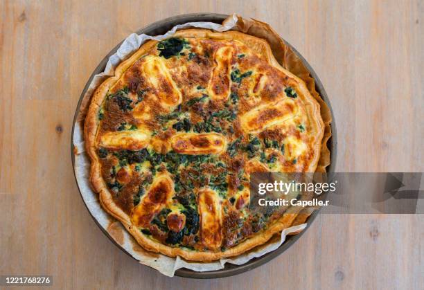 cuisine - tarte chèvre épinard - tartes-et-tourtes-salées photos et images de collection