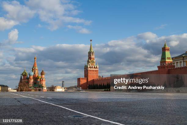 covid-19, quarantine in moscow, coronavirus in russia. empty red square without people - mausoleum stock-fotos und bilder