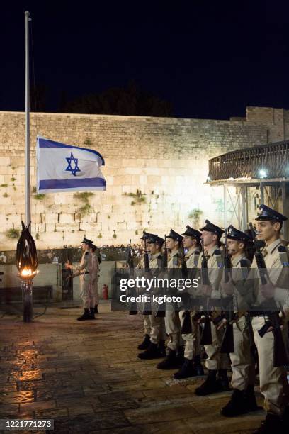 israelsoldater minns israels militära hjältar med israelisk flagga i slutet av israels minnesdag, vid klagomuren i jerusalems gamla stad, israel - israeli ethnicity bildbanksfoton och bilder