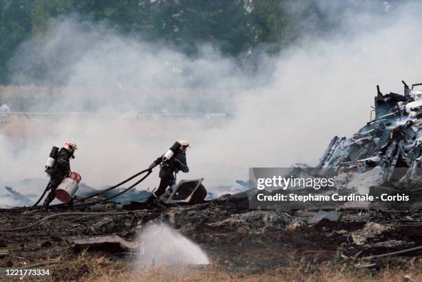 Suite au crash du Concorde AF 4590 d'Air France à Gonesse, les pompiers travaillent dans les débris de l'avion et de l'hotel Hotelissimo sur lequel...
