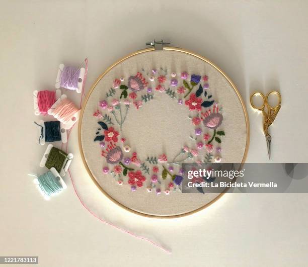 flower embroidery on frame - arte de la costura fotografías e imágenes de stock