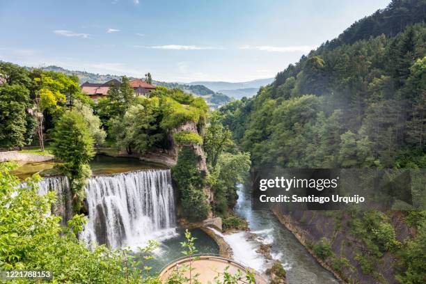 pliva waterfall and city of jajce - bosnia stockfoto's en -beelden