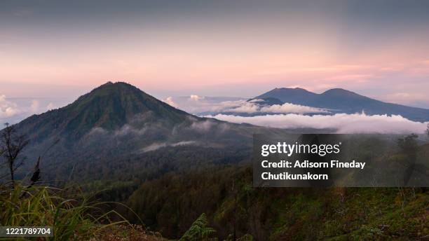 sunrise at kawah ijen, java, indonesia - fire and brimstone stock-fotos und bilder