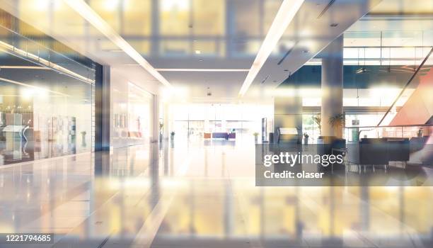 centro comercial vacío o entrada del edificio y reflexión del edificio de negocios - shopping mall fotografías e imágenes de stock