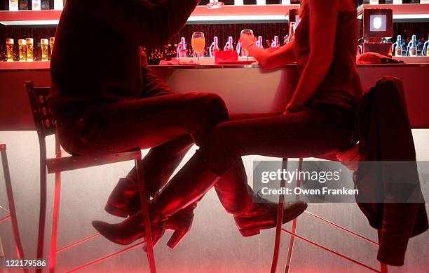 couple having a drink at a bar - verführung stock-fotos und bilder