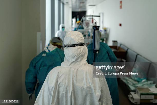 Fully protected healthcare personnel attend to a patient admitted to the Intensive Care Unit of the Infanta Sofía Hospital in San Sebastián de los...