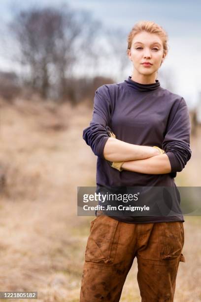 woman outdoors in a rural location - jim farmer 個照片及圖片檔
