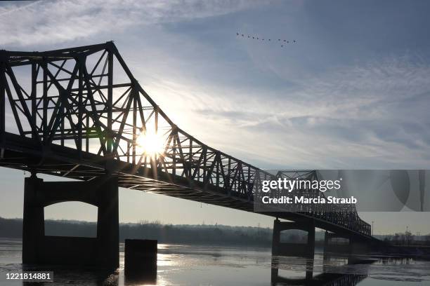 bridge spanning the illinois river at peoria, illinois at dawn - peoria illinois stock pictures, royalty-free photos & images