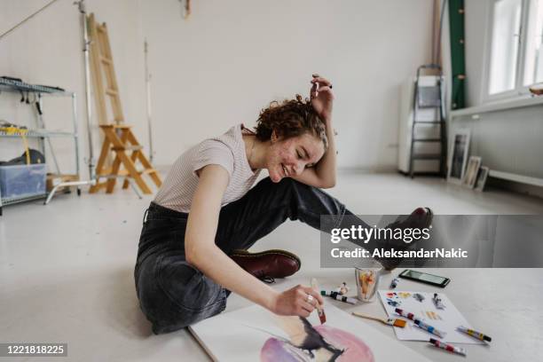 gen z meisje dat thuis schildert - art class stockfoto's en -beelden