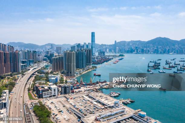 drohnenansicht von west kowloon, hongkong - kowloon stock-fotos und bilder