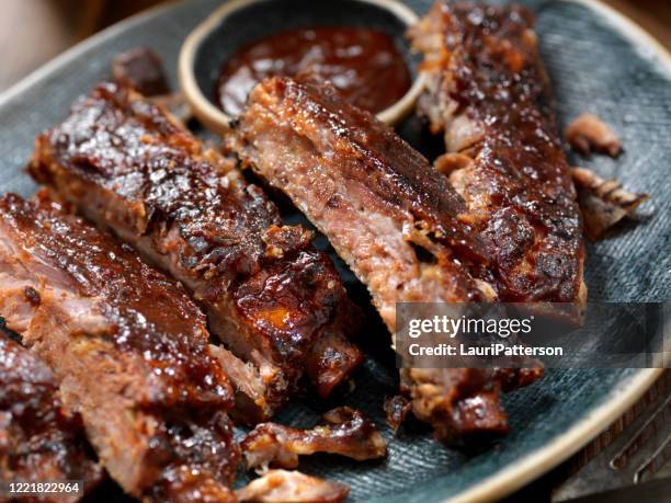 costillas de cerdo de st. louis estilo st. louis asado lento - cerdo fotografías e imágenes de stock