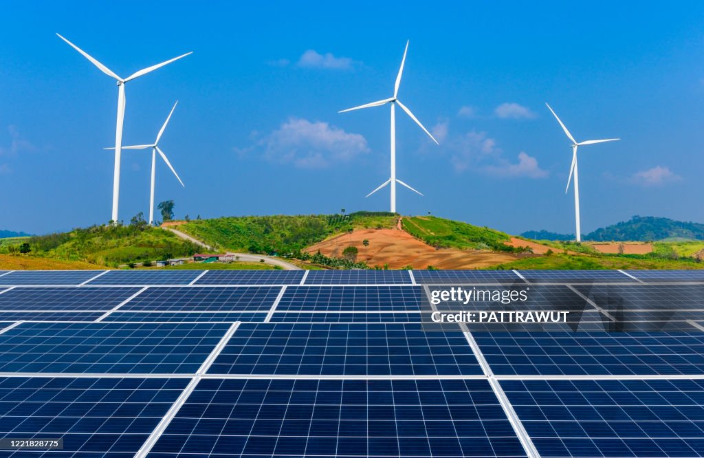 Solenergi panel solceller och vindkraftverk gård kraftgenerator av förnybar grön energi.