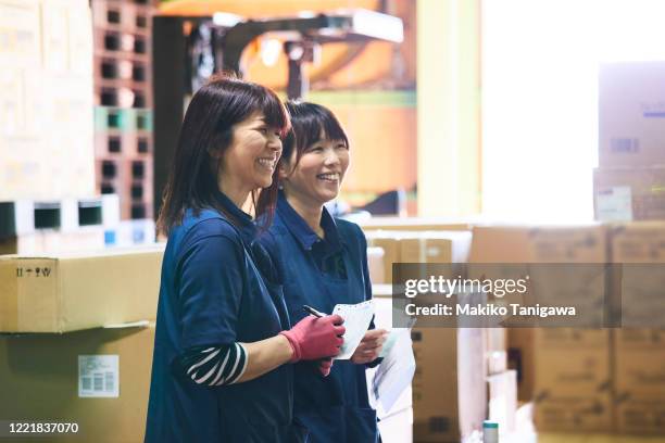 japanese female workers in a warehouse - 作業員 ストックフォトと画像