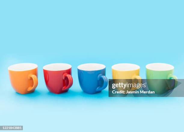 colorful coffee cups on blue pastel background in a row - blue cup stockfoto's en -beelden