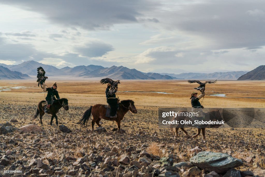 Porträt einer Gruppe von Adlerjägern in der Nähe des Flusses in der Mongolei