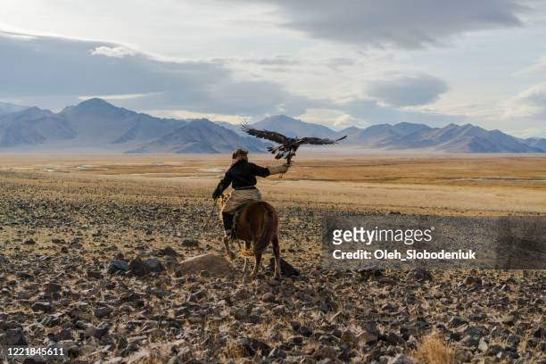 モンゴルの砂漠で馬に乗ったイーグルハンター - ステップ地帯 ストックフォトと画像