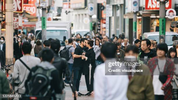 couple kissing in tokyo - casal beijando na rua imagens e fotografias de stock