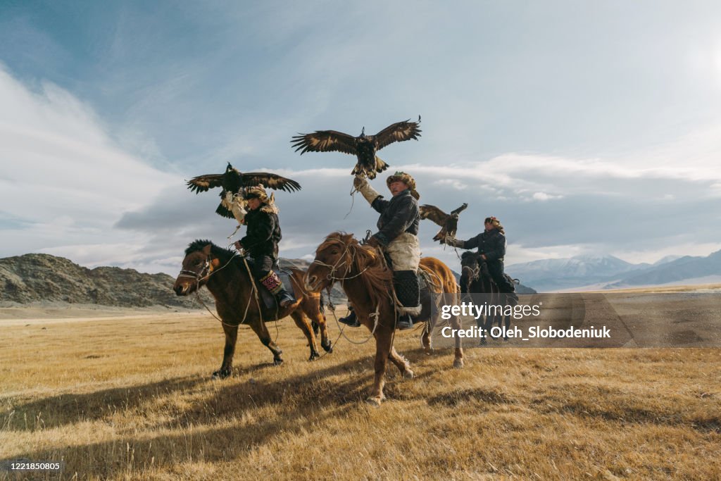 Porträt einer Gruppe von Adlerjägern in der Nähe des Flusses in der Mongolei