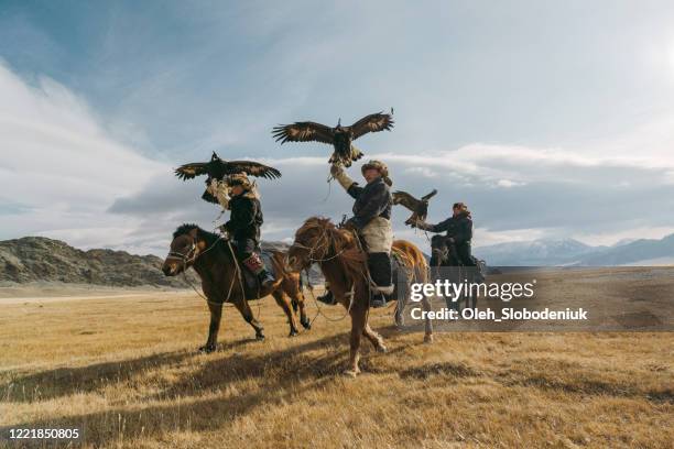 portret van groep adelaarsjagers dichtbij de rivier in mongolië - mongoolse etniciteit stockfoto's en -beelden