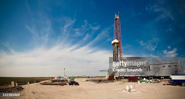 panoramic view of an oil drilling rig - oil field stockfoto's en -beelden