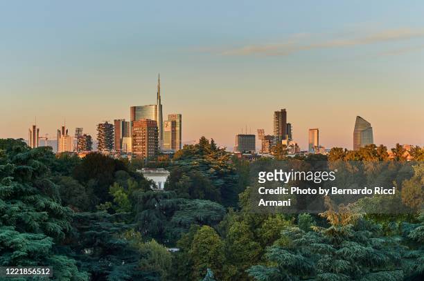 milano skyline - orizzonte urbano foto e immagini stock