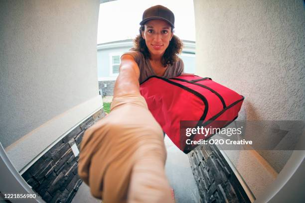 persona repartidor de alimentos - timbre de la puerta fotografías e imágenes de stock