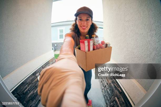 lebensmittel-lieferperson - türklingel stock-fotos und bilder