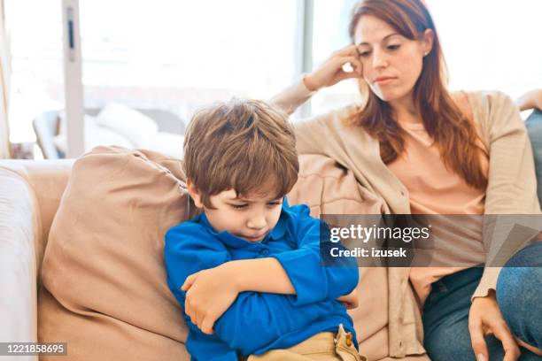 konflikt zwischen mutter und sohn - stressed young woman sitting on couch stock-fotos und bilder