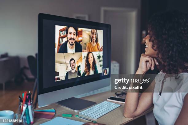 reunião de negócios online - grupo pequeno de pessoas - fotografias e filmes do acervo