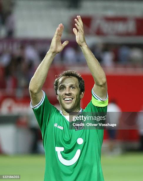 Steven Cherundolo waving to the Fans afternt the UEFA Europa League Play-Off second leg match between FC Sevilla and Hannover 96 at Estadio Ramon...