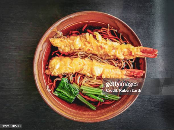 ramen dish with shrimp, vegetables and noodles, from above - udon photos et images de collection