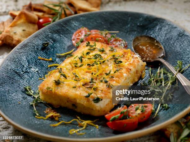 pan fried feta cheese (saganaki) mit gepfefferten honig und gebackenen pita chips - pita stock-fotos und bilder