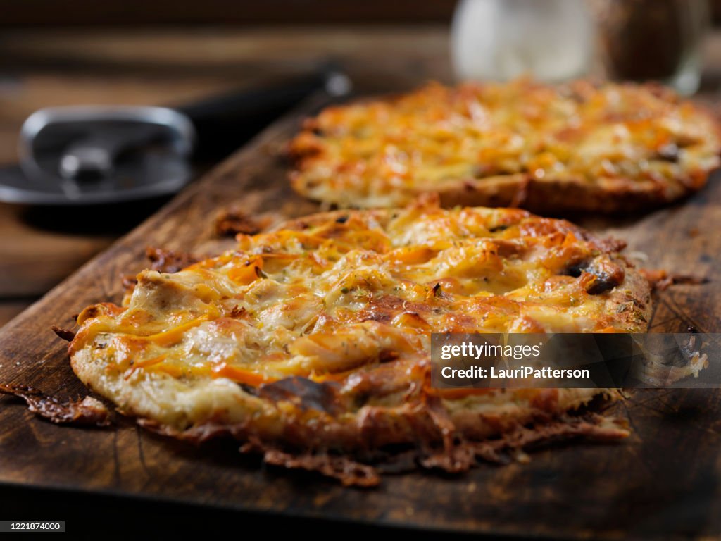 Small 8" Thin Crust Roast Chicken Pizza with Alfredo Sauce, Mushrooms and Red Peppers on Pita Bread