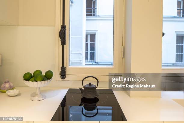 cuisine design minimaliste - tetsubin teapot stock pictures, royalty-free photos & images