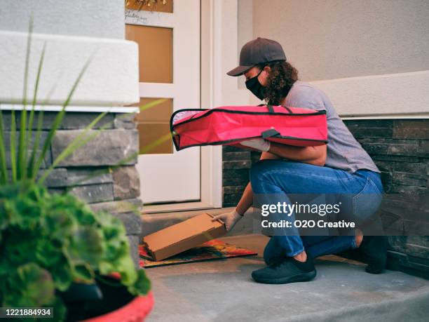 food delivery person - kontakfreie anlieferung stock-fotos und bilder