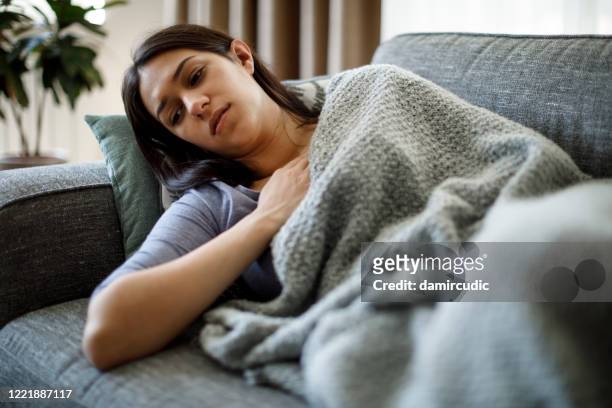 donna malata sdraiata a letto - tired person foto e immagini stock