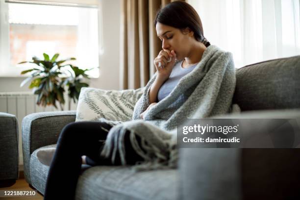 la toux de femme malade - tousser photos et images de collection
