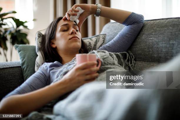 femme malade se trouvant dans le bâti - maladie photos et images de collection