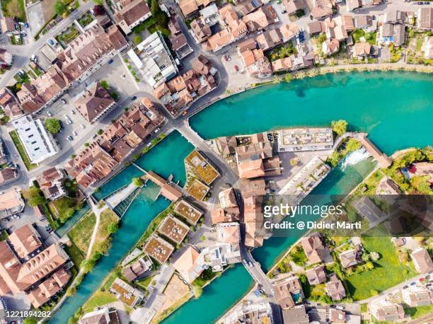 top down view of the interlaken city with the aar river flowing by the old town in canton bern in switzerland. - ville de berne photos et images de collection