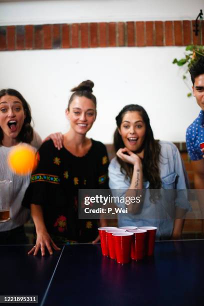 bier pong fun - beirut stockfoto's en -beelden