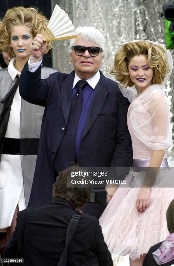 Chanel - Runway - Fall/Winter 2000-2001 Paris Haute Couture Fashion Week
