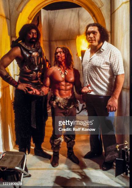 Arnold Schwarzenegger between Andre the Giant and Wilt Chamberlain on the set of "Conan the Destroyer", directed by Richard Fleischer , Mexico City,...