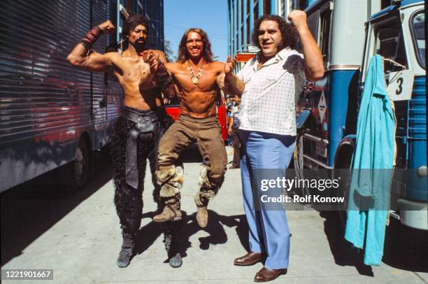 Arnold Schwarzenegger between Andre the Giant and Wilt Chamberlain on the set of "Conan the Destroyer", directed by Richard Fleischer , Mexico City,...