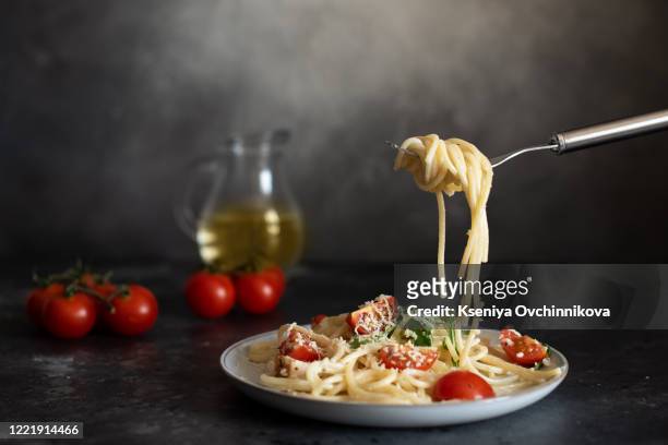 spaghetti with amatriciana sauce in the dish on the wooden table - spaghetti foto e immagini stock