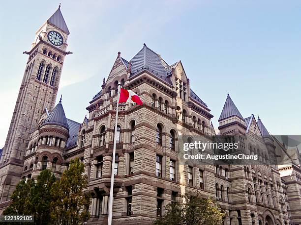 a building in toronto with the canadian flag out front - toronto ontario canada stockfoto's en -beelden