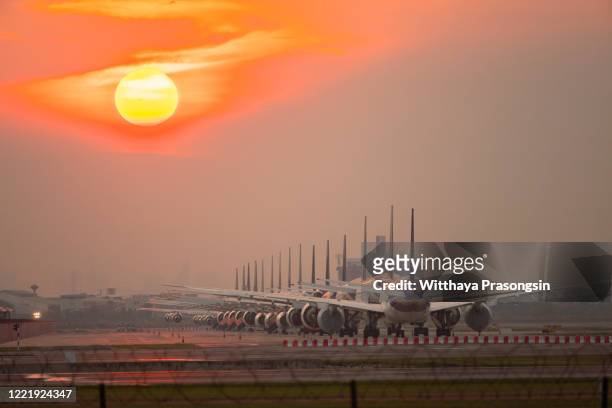 many airplanes are in line on the runway waiting for take off - taxiing stock pictures, royalty-free photos & images